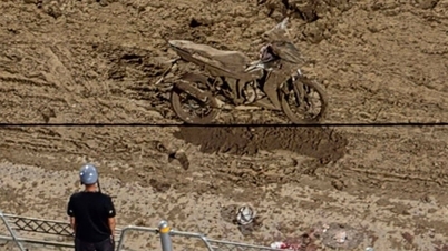Hanoj: Úřady pátrají po kamionu, který „rozptýlil“ bláto po celé silnici Vo Chi Cong a způsobil pád dvou motocyklů.