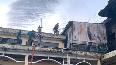 दा नांग में कम्यून मुख्यालय में लगी आग का दृश्य: 60 से अधिक लोग फाइलों और संपत्तियों को बचाने के लिए कड़ी मेहनत कर रहे हैं।