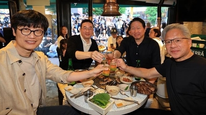 Jensen Huang menyantap barbekyu santai sambil membahas kesepakatan bernilai miliaran dolar.