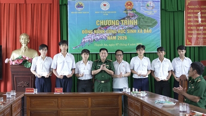 Beamte der Grenzpolizei von Ho-Chi-Minh-Stadt begleiten Studenten in der Inselgemeinde Thanh An.