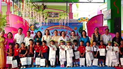"Menerangi mimpi" bagi ratusan anak kurang mampu di Da Nang.