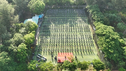 Lebih dari 1.000 dosen dan mahasiswa menampilkan tarian Saravan untuk memecahkan rekor.