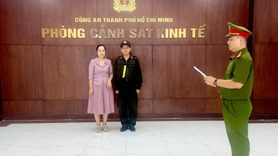 Pemilik merek kain Ao Dai "Dat Lanh" dituntut karena menjiplak pola desain.