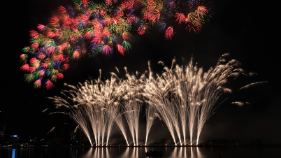 DIFF 2026: Los fuegos artificiales Z121 "dibujan" palmeras en el cielo sobre Da Nang.
