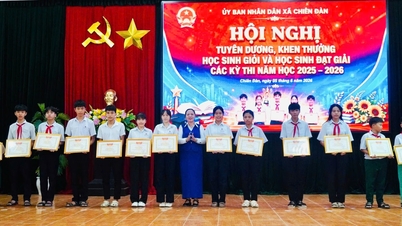 Chien Dan Commune memberikan penghargaan kepada siswa-siswa berprestasi pada tahun ajaran 2025-2026.