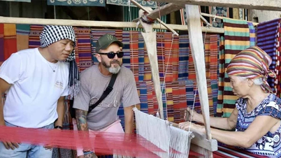 Memanfaatkan budaya tempatan untuk menarik pelancong.