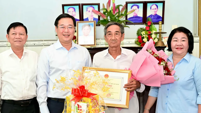 Phó Bí thư Thường trực Thành ủy TPHCM Lê Quốc Phong thăm, chúc thọ người cao tuổi