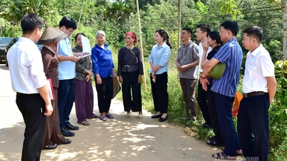 ທ່ານນາງ ນົງທິບິກເຫວ້ ຮອງເລຂາຄະນະພັກແຂວງ ໄດ້ກວດກາວຽກງານຈັດຕັ້ງບ້ານໃໝ່ຢູ່ຕາແສງບາງລັງ.