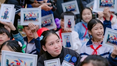 กลุ่มช่างภาพได้ถ่ายภาพสำหรับหนังสือรุ่นให้แก่นักเรียนในหมู่บ้านหลายพันภาพโดยไม่คิดค่าใช้จ่าย