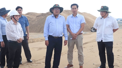 Næstformand for An Giang Provincial People's Committee Ngo Cong Thuc inspicerer fremskridtene af et nøgleprojekt i Tay Yen kommune.
