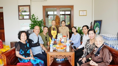 Das Komitee der Vaterländischen Front Vietnams der Gemeinde My Le besuchte das Pflegeheim Tuong Nguyen Thien Uyen und überreichte dort Geschenke.