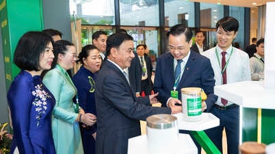 Llevando soluciones ecológicas al campo: la huella de Vinachem en el IX Congreso Nacional de la Asociación de Agricultores de Vietnam.
