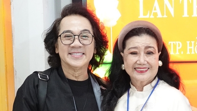 Seniman Rakyat Kim Cương adalah delegasi tertua di Kongres Teater Kota Ho Chi Minh yang pertama.