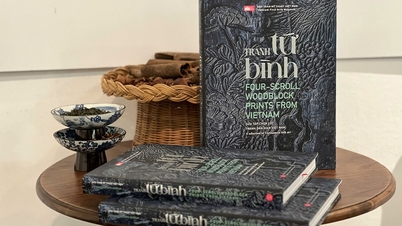 Ця книга «Чотирипанельні картини – вибрана колекція народного мистецтва» містить 25 репрезентативних комплектів чотирипанельних картин.
