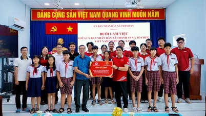 Mendonasikan alat musik marching band ke komune pulau Thanh An, Kota Ho Chi Minh.