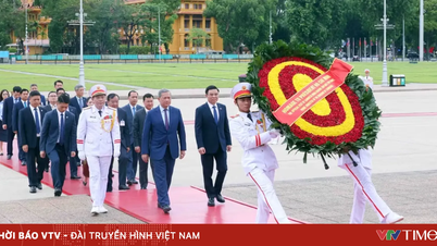 Prim-ministrul cambodgian își aduce omagiile președintelui Ho Și Min și eroilor căzuți.