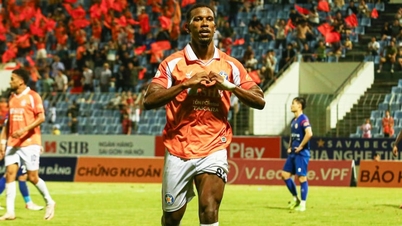 ภาพถ่ายของนักเตะต่างชาติที่เพิ่งทำประตูช่วยให้ SHB Da Nang รอดพ้นจากการตกชั้นได้สำเร็จ