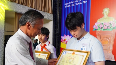 Da Nang laudă și recompensează elevii remarcabili pentru anul școlar 2025-2026.
