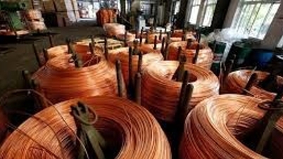 Цены на медь выросли до 13 594 долларов за тонну на фоне резкого сокращения запасов на Лондонской бирже металлов (LME).