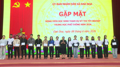 มีการมอบของขวัญให้แก่นักเรียนชั้นมัธยมศึกษาปีที่ 6 ที่ด้อยโอกาสในจังหวัดดักโดอา ภายใต้โครงการ "สนับสนุนนักเรียนในช่วงสอบ"