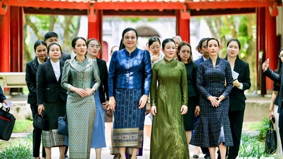 Phu nhân Thủ tướng Lê Minh Hưng cùng phu nhân Thủ tướng 3 nước thăm Văn Miếu - Quốc Tử Giám