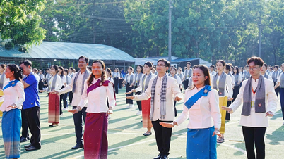 Tra Vinh Üniversitesi'nden 1000'den fazla öğrencinin sergilediği Khmer dans gösterisi rekor kırdı.