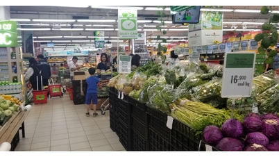 Berbelanja makanan di pasar hanya dengan 500.000 VND selama musim panas terasa seperti "ditipu" bagi banyak orang; mereka kehabisan uang setelah membeli beberapa barang saja.