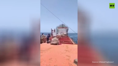 Terkena tembakan artileri, sebuah kapal India tenggelam di lepas pantai Oman.