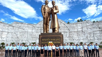 Le port de Quy Nhon dépose des gerbes pour commémorer le 115e anniversaire du départ du président Hô Chi Minh en quête d'une voie vers le salut national.