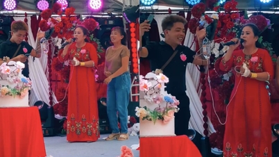 Gelinin teyzesinin, serum takılı halde düğünde şarkı söylediği video viral oldu.