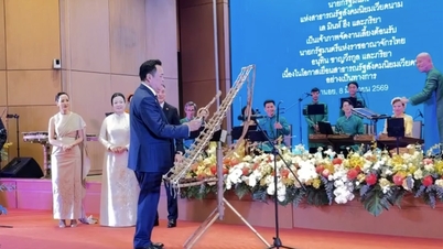 Thủ tướng Thái Lan chơi đàn T’rưng cùng các nghệ sĩ Việt Nam