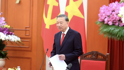 [ภาพ] เลขาธิการและประธานโต ลัม กำลังทำงานร่วมกับสภาทฤษฎีกลาง