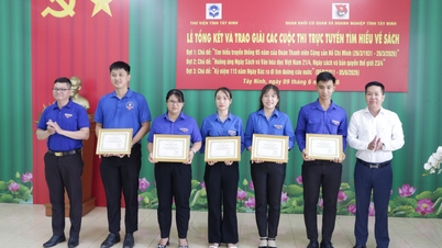 Perpustakaan Provinsi Tay Ninh memberikan hadiah untuk kuis daring bertema buku.