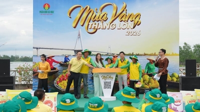 'Kapal Emas' tiba di Ninh Kieu, menyebarkan kegembiraan untuk 'Panen Emas Kesuksesan Besar 2026'