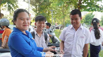 Ujian masuk kelas 10 di Da Nang: Sastra - tidak ada nilai sempurna (10/10), Matematika - hanya 31 siswa yang meraih nilai sempurna.