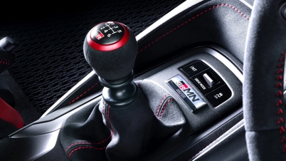 Toyota, elektrikli araçlar için simüle edilmiş bir manuel şanzıman geliştiriyor: Bu sistemde vites kolu, debriyaj pedalı bulunuyor ve hatta motorun stop ettiğini bile 'algılayabiliyor'.