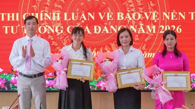 La commune de Vinh Phong décerne des prix au concours de dissertations sur la défense des fondements idéologiques du Parti.