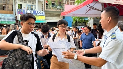 Vietnam National University Ho Chi Minh City awards 100% scholarships to students of the Gifted High School.