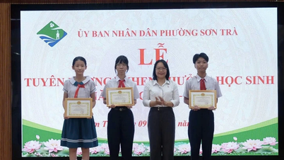 Da Nang memberikan penghargaan kepada siswa-siswa berprestasi untuk tahun ajaran 2025-2026.
