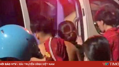 Polis Dong Thap segera membawa seorang wanita hamil yang menunjukkan tanda-tanda bersalin ke hospital untuk rawatan kecemasan.