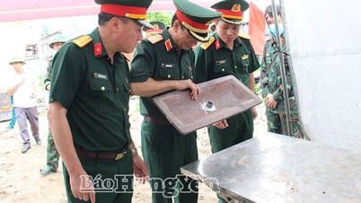 Inspektion af processen med at indsamle resterne af uidentificerede martyrer på Lien Hiep Martyrs' Cemetery.
