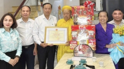 Leiders van Ho Chi Minh-stad brachten een bezoek aan en feliciteerden veel ouderen die de leeftijd van 90 jaar hadden bereikt.