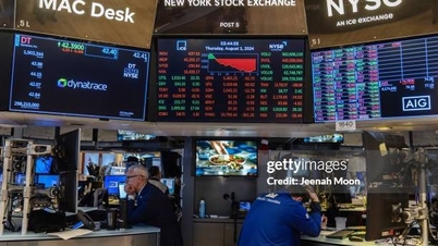 Nasdaq turun hampir 1% karena dana keluar dari saham-saham teknologi.