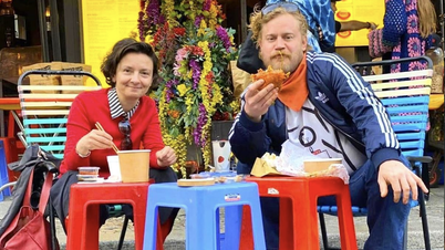 Mannen öppnade en restaurang i Tyskland med röda plaststolar och sålde rätter med krossat ris.