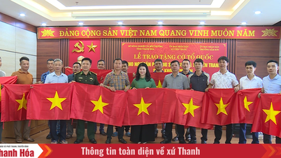 3,000 national flags were presented to fishermen in Sam Son ward and Tien Trang commune.