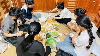 หญิงคนหนึ่งในฮานอยปรุงอาหารและเปิดบ้านให้เป็นที่พักฟรีสำหรับนักเรียนและผู้ปกครองกว่า 70 คนที่กำลังเตรียมตัวสอบ