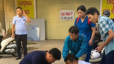 Doctors perform CPR to save unconscious victim on highway after rush hour.