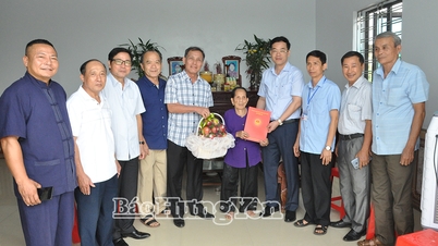 Financiële steun verlenen voor huisreparaties aan een Vietnamese heldhaftige moeder in de gemeente Tong Tran.