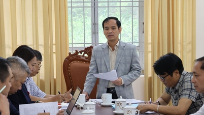 Menyelia pengurusan dan perlindungan hutan di wad Xuan Huong, Da Lat.