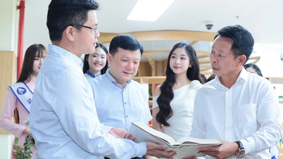 Miss Vietnam membantu para mahasiswi menulis kisah-kisah indah tentang masa muda mereka.
